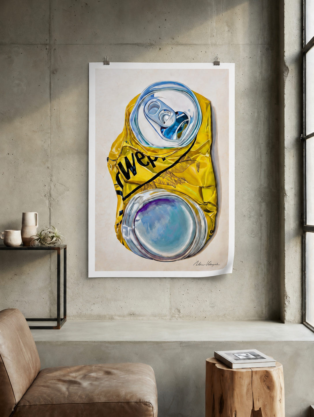 Lata Schweppes — lámina en papel, mockup de ambientación